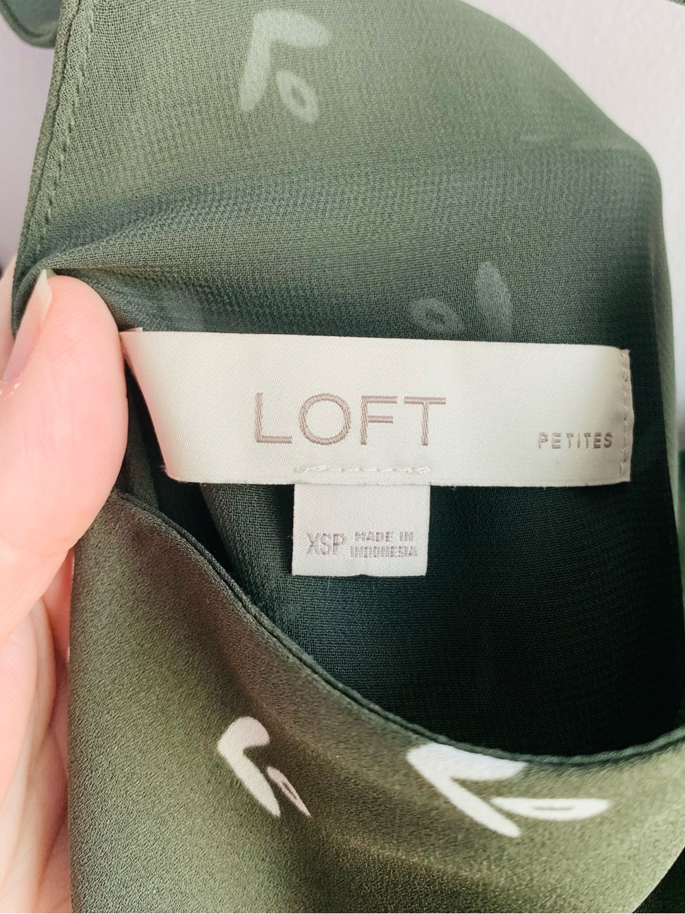 LOFT Top Olive Green White Strappy Racerback Geometric Flowy Casual EUC XSP - Picture 3 of 6